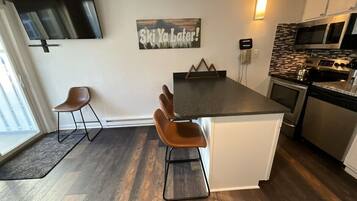 Microondas, horno, placa de cocina y lavavajillas