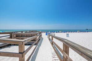 On the beach - Spring & summer specials – Beachfront condo ocean views - lazy river - pool ++ (Fort Walton Beach)