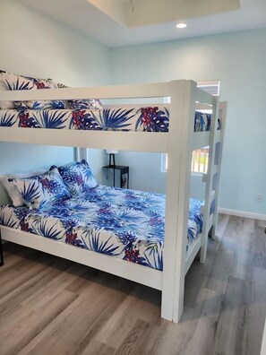 Tabla de planchar con plancha, cuna de viaje, wifi y ropa de cama 