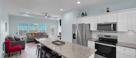 Réfrigérateur, micro-ondes, four, plaque de cuisson