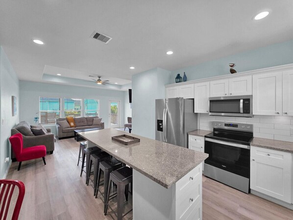 Jääkaappi, mikroaaltouuni, uuni, liesi