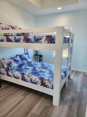 4 bedrooms, iron/ironing board, WiFi, bed sheets