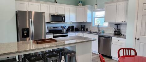 Geladeira, micro-ondas, fogão, cooktop