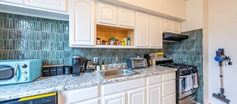 Stylish 2 BD Apt-18 mins from NYC-Steps away Bus stop, Restaurants, Groceries