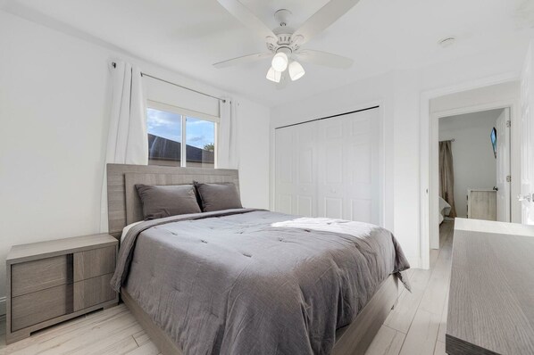 4 soverom, skrivebord, strykejern/-brett og reiseseng for barn