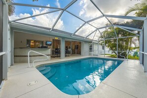 Utendørsbasseng og et oppvarmet basseng