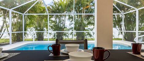 Una piscina al aire libre, una piscina climatizada