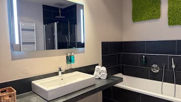 Articles de toilette écologiques, sÚche-cheveux, serviettes fournies