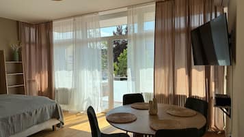 1 slaapkamer, een strijkplank/strijkijzer, reisbedje, gratis wifi