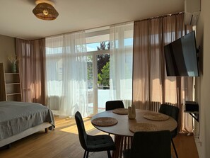 1 habitación, tabla de planchar con plancha y cuna de viaje