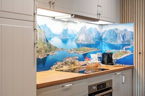 Frigorífico, horno, placa de cocina y lavavajillas