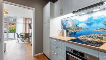 Een koelkast, een oven, een kookplaat, een vaatwasser