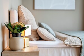 1 chambre, fer et planche à repasser, lit de bébé portatif