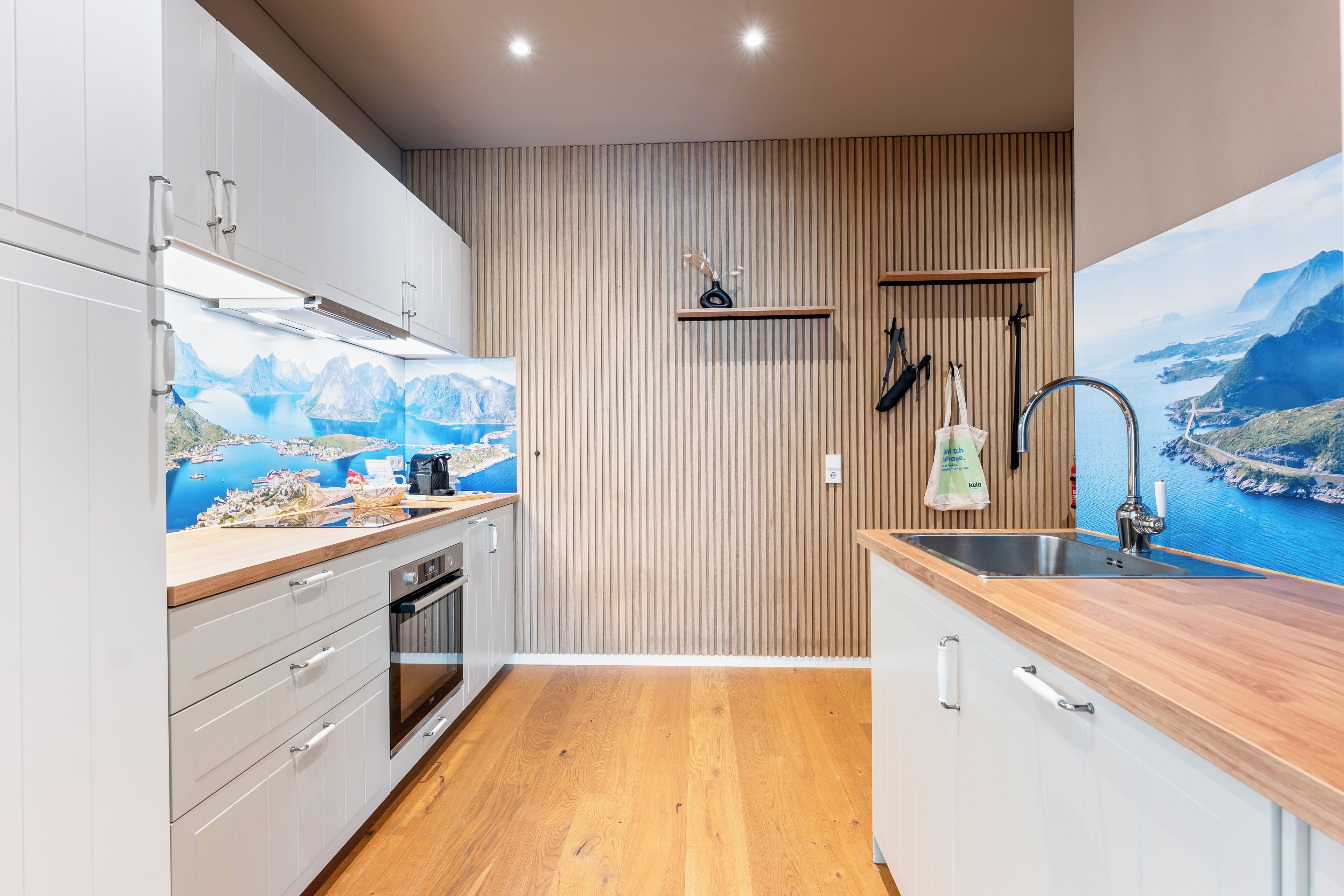 Een koelkast, een oven, een kookplaat, een vaatwasser