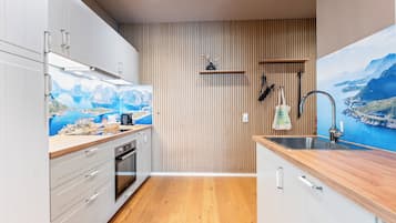 Een koelkast, een oven, een kookplaat, een vaatwasser