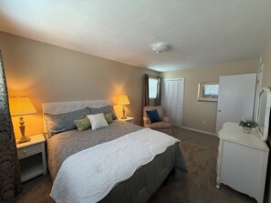 3 bedrooms, iron/ironing board, internet, bed sheets