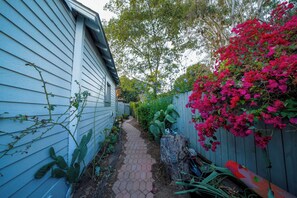 Property grounds - Cottage Getaway 1 Mile to Beach (Santa Barbara)