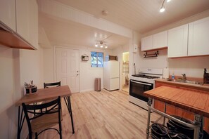Private kitchen - Cottage Getaway 1 Mile to Beach (Santa Barbara)