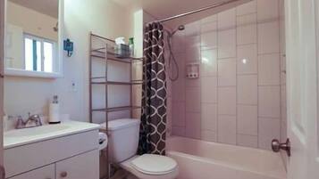 Toallas, jabón, papel de baño