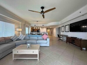 Smart TV - Escapes 1305 Corner Penthouse. Amazing Pools, Spa. Sleeps 8 (Orange Beach)