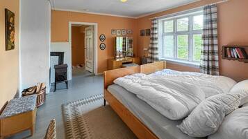 7 bedrooms, travel cot