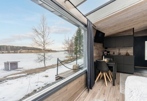 Private Himosranta Lake View Glass Suite