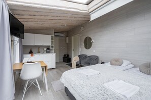 1 bedroom, desk, free WiFi, bed sheets