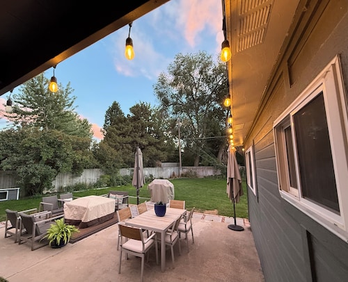 MCM Oasis,Hot tub,Golf Putting green, fire pit table, enclosed tramp, large goal