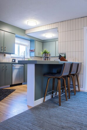 Mikrobølgeovn, ovn, kokeplater og oppvaskmaskin