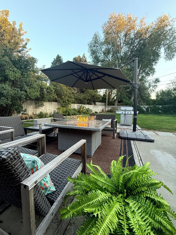 Outdoor dining - MCM Oasis,Hot tub,Golf Putting green, fire pit table, enclosed tramp, large goal (Boise)