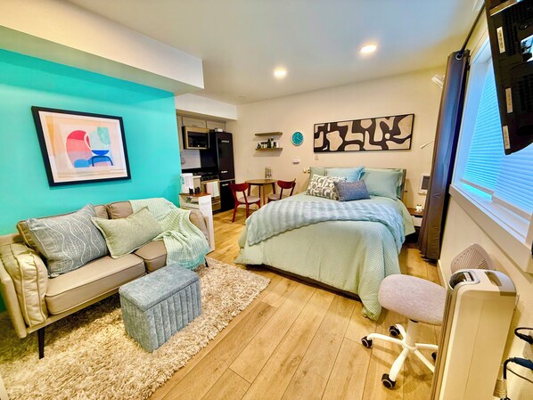 WiFi, bed sheets - Modern-Boho Studio with Private Zen Patio – Sellwood, Portland (Portland)