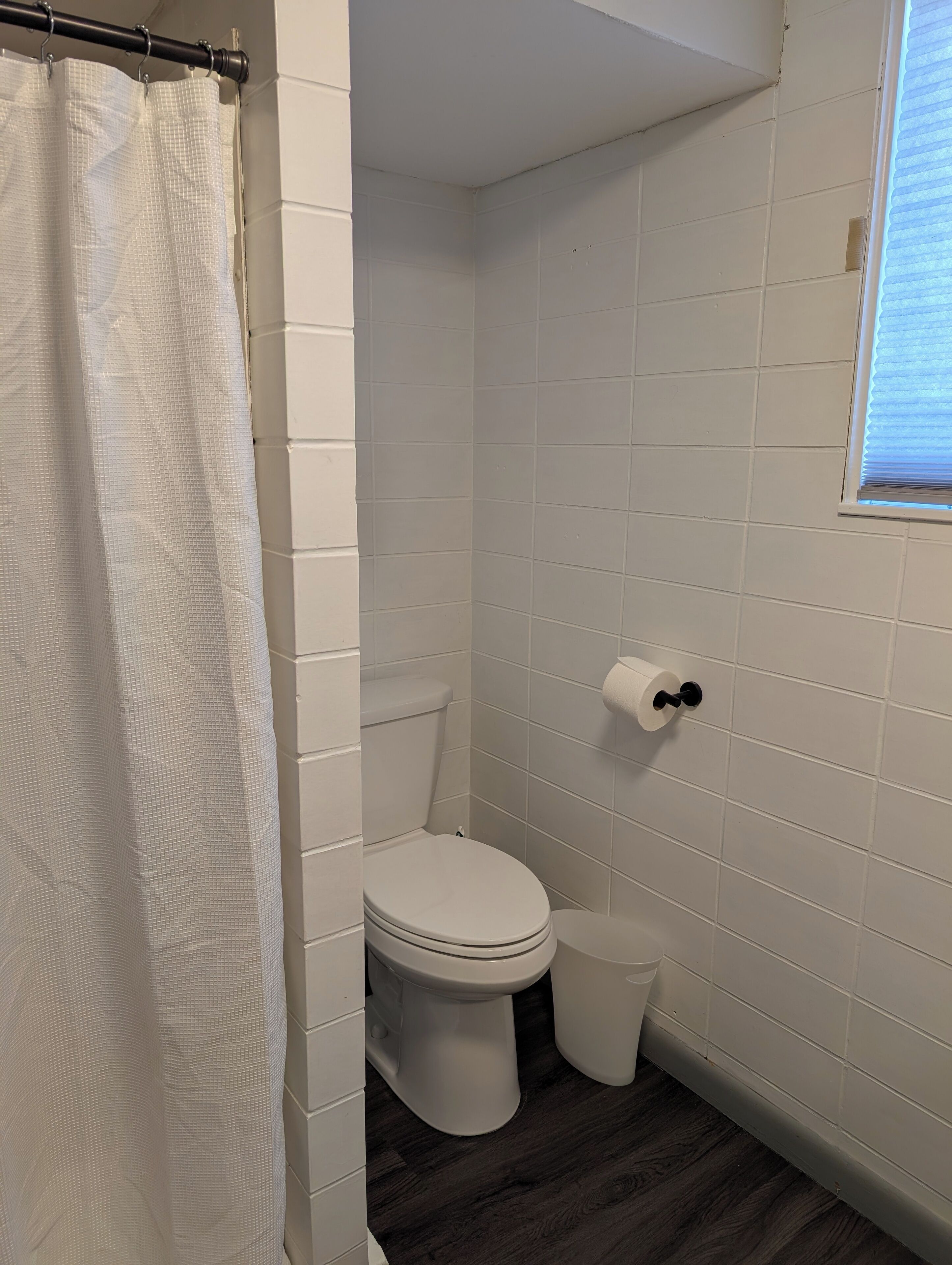 Haartrockner, Handtücher, Seife, Toilettenpapier