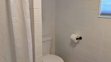 Haartrockner, Handtücher, Seife, Toilettenpapier