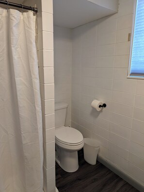 Haartrockner, Handtücher, Seife, Toilettenpapier