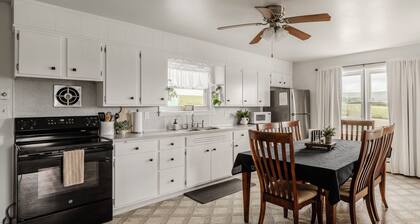 Cottage On Main-cozy 3/1.5 near Shady Maple