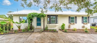 Lakeview Oasis - 4bd/2ba overlooking the lake!