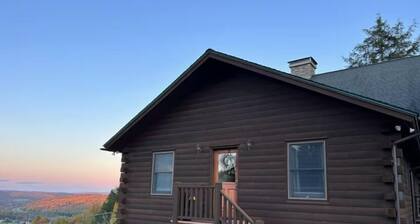 Flagview Lodge - Cozy Apartment with a View