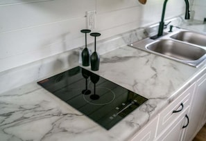 Microondas, placa de cocina, cafetera/tetera, tostadora
