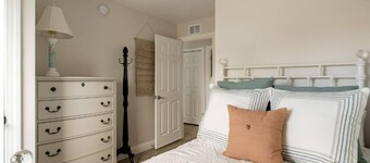 Sea-esta Cottage- Cheerful 2bd/1ba w/ free parking