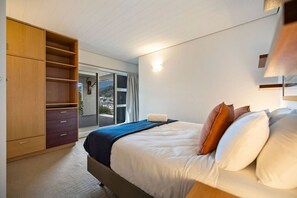 2 Schlafzimmer, Schreibtisch, Bügeleisen/Bügelbrett, Reisekinderbett