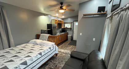 Cozy ‘on-grid’ cabin with free xfinity high speed WiFi.