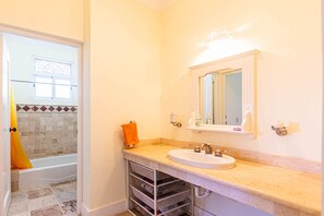 Serviettes fournies, savon, papier toilette
