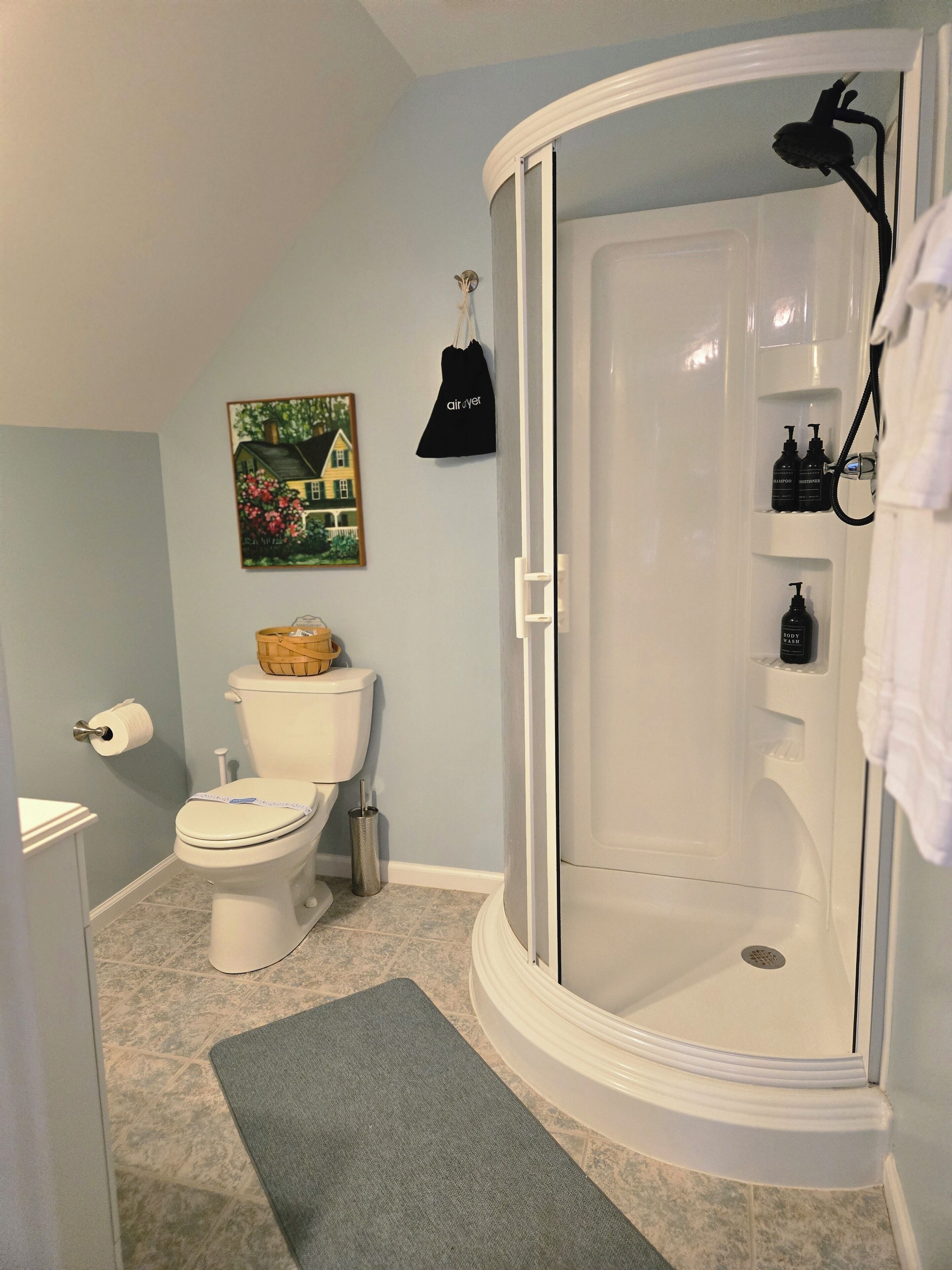 Douche, sèche-cheveux, serviettes fournies, savon