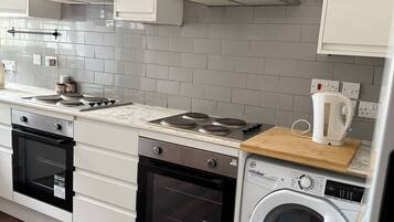 Room, 1 Bedroom | Private kitchen