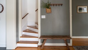 Eine Treppe mit Holzwegen und einer an der Wand befestigten Sitzbank.