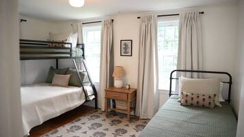3 chambres, bureau, fer et planche à repasser, lit de bébé portatif