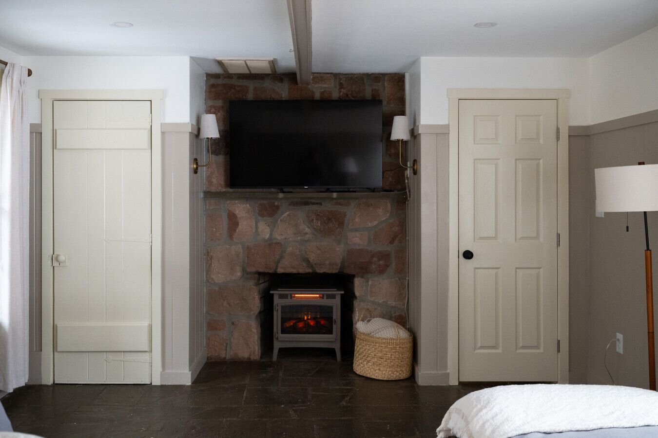 3 bedrooms, desk, iron/ironing board, travel cot