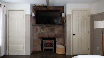 3 bedrooms, desk, iron/ironing board, travel cot