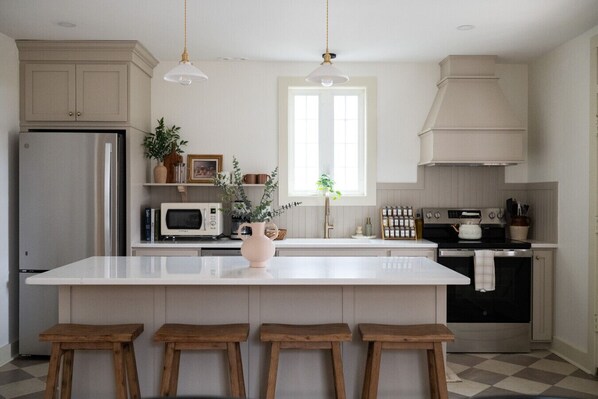 Kjøleskap, mikrobølgeovn, ovn og kokeplater