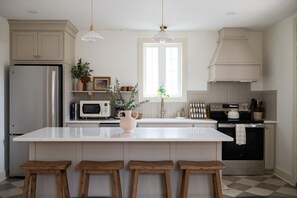 Fridge, microwave, oven, stovetop - Elizabethtown Guest house|HOT TUB|SAUNA (Elizabethtown)